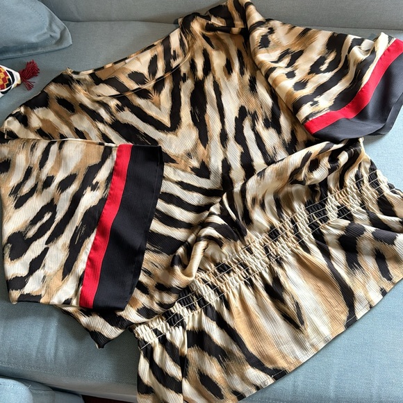 Chic! Chico’s Dolman Animal print cinch waist top - Sz 3 - Picture 3 of 3